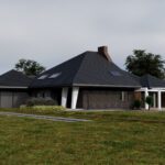 Na tej grafice widać elewację nowoczesnego domu z wielospadowym dachem i dużym ogrodem.